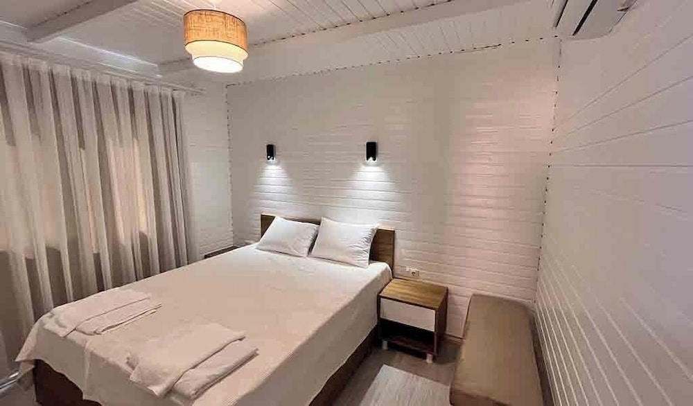 Artemis Hotel