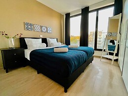 Sparkling City Suite Near Diamonds