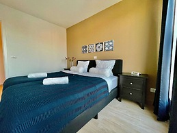 Sparkling City Suite Near Diamonds
