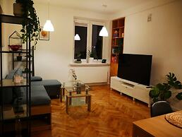 Spacious Designer 4-room Apartment in Center