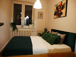 Spacious Designer 4-room Apartment in Center
