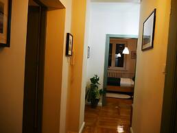 Spacious Designer 4-room Apartment in Center