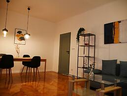 Spacious Designer 4-room Apartment in Center