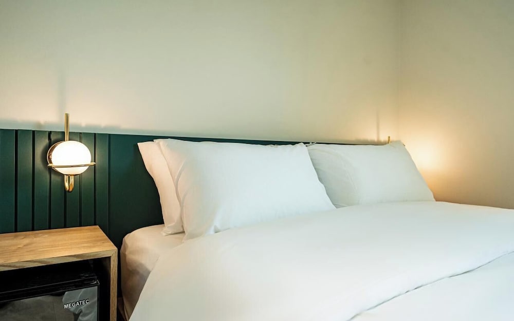 Sinchon APL Hotel