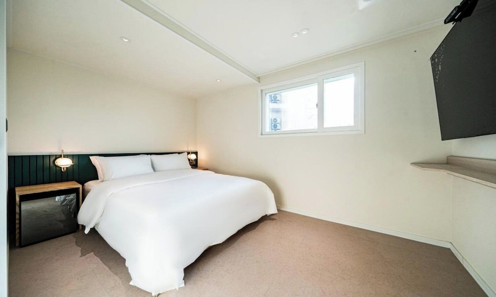 Sinchon APL Hotel