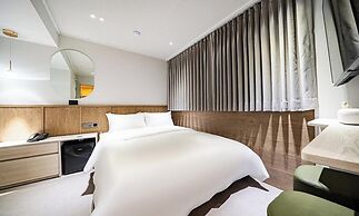 Sinchon APL Hotel