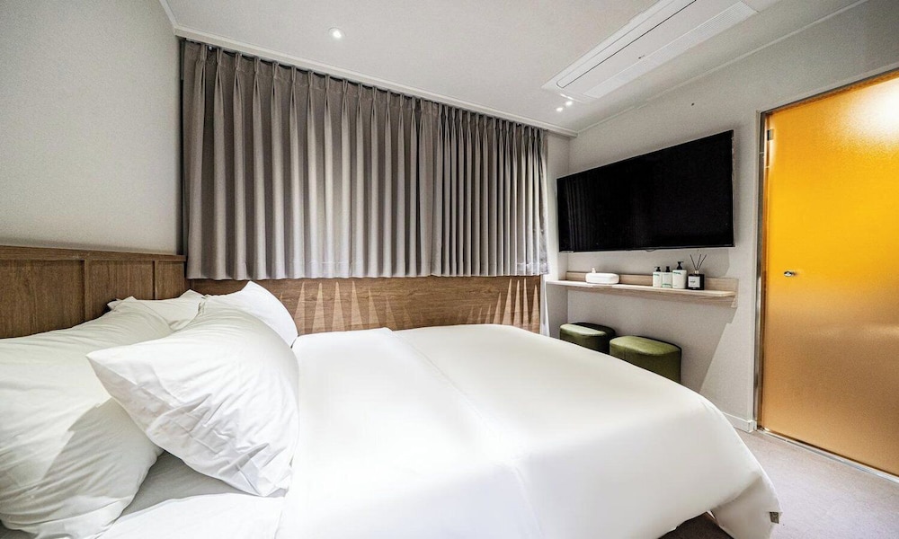 Sinchon APL Hotel