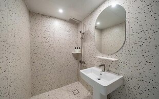 Sinchon APL Hotel