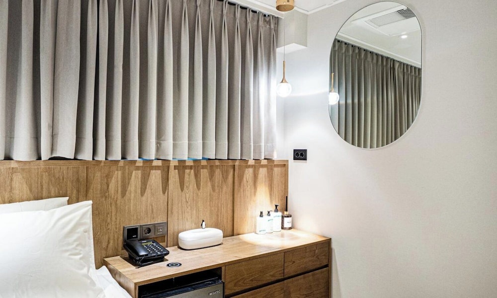 Sinchon APL Hotel