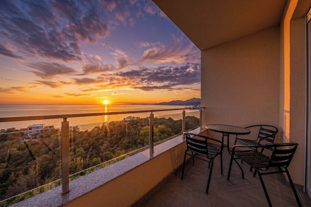 ARA Lux Apartments