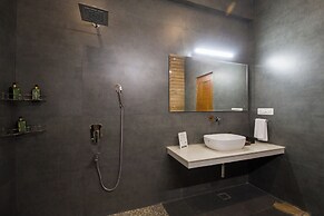 ELIVAAS Ivory Ridge 9BHK Cliffside Villa
