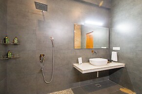 ELIVAAS Ivory Ridge 9BHK Cliffside Villa