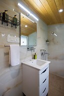 ELIVAAS Ivory Ridge 9BHK Cliffside Villa