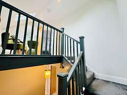 Heliodor 4BR Townhouse With A C NR Addenbrookes