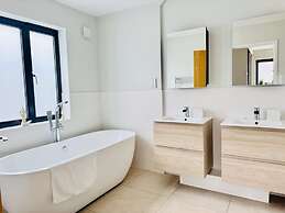 Heliodor 4BR Townhouse With A C NR Addenbrookes