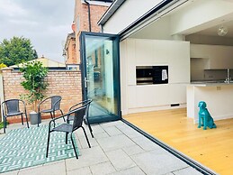Heliodor 4BR Townhouse With A C NR Addenbrookes