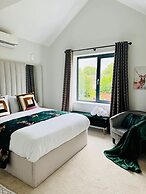 Heliodor 4BR Townhouse With A C NR Addenbrookes