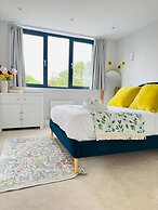Heliodor 4BR Townhouse With A C NR Addenbrookes