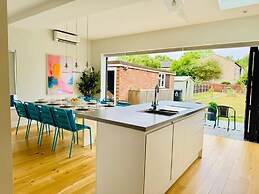 Heliodor 4BR Townhouse With A C NR Addenbrookes