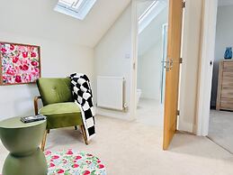 Heliodor 4BR Townhouse With A C NR Addenbrookes