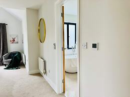 Heliodor 4BR Townhouse With A C NR Addenbrookes