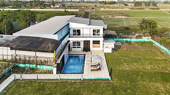 Unique Farmhouse by ELIVAAS