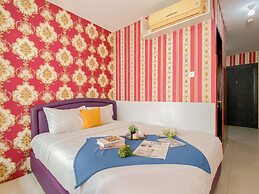 Classic Red Studio At Nifarro Park Apartment