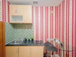 Classic Red Studio At Nifarro Park Apartment