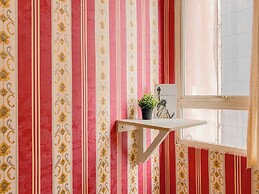 Classic Red Studio At Nifarro Park Apartment