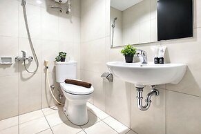 Airy And Comfortable 2Br At Nifarro Park Apartment