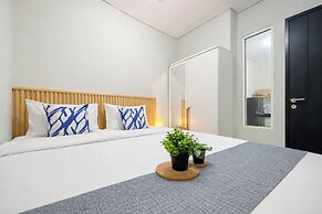 Airy And Comfortable 2Br At Nifarro Park Apartment