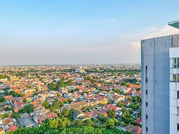 Airy And Comfortable 2Br At Nifarro Park Apartment