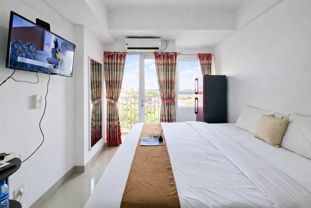 Comfy White Studio At Poris 88 Apartment