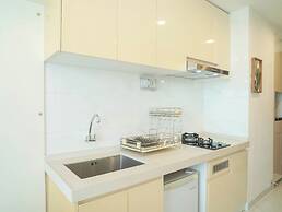 Chic And Comfortable Studio Room At Apartment Sky House Bsd