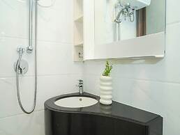 Chic And Comfortable Studio Room At Apartment Sky House Bsd