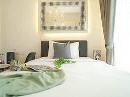 Chic And Comfortable Studio Room At Apartment Sky House Bsd