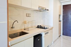 Bright And Comfortable Studio Room At Apartment Sky House Bsd