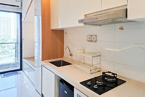 Bright And Comfortable Studio Room At Apartment Sky House Bsd
