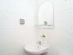 Bright And Homey Studio Room At Apartment Sky House Bsd