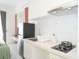 Bright And Homey Studio Room At Apartment Sky House Bsd