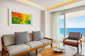 Oceanfront, 8th-floor Condo With Pool, Pool spa & Large Balcony