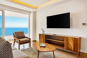 Oceanfront, 8th-floor Condo With Pool, Pool spa & Large Balcony