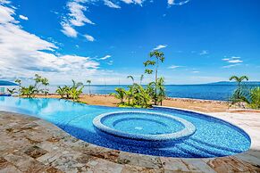Oceanfront, 8th-floor Condo With Pool, Pool spa & Large Balcony