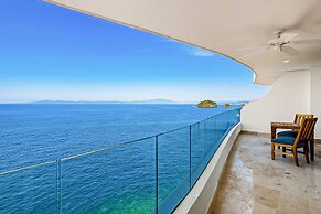 Oceanfront, 8th-floor Condo With Pool, Pool spa & Large Balcony