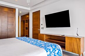 Oceanfront Condo With Rooftop Infinity Pool, Panoramic Views, Balcony,