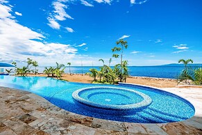 Oceanfront Condo With Rooftop Infinity Pool, Panoramic Views, Balcony,