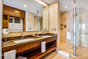 Oceanfront Condo With Rooftop Infinity Pool, Panoramic Views, Balcony,