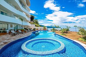 Oceanfront Condo With Rooftop Infinity Pool, Panoramic Views, Balcony,