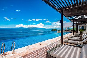 Oceanfront Condo With Rooftop Infinity Pool, Panoramic Views, Balcony,
