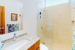 Beautiful Condo With Shared Pool, Full Kitchen, & Private W/D